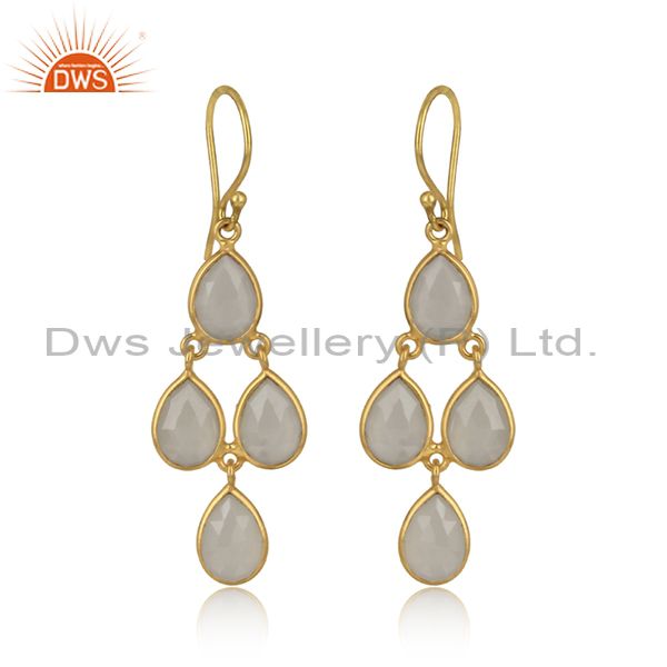 Chandelier earring in yellow gold on silver and white chalcedony