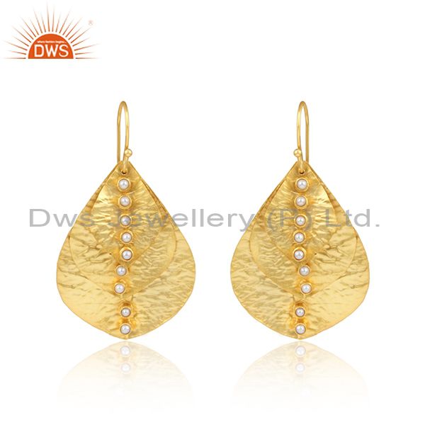Handcrafted textured gold on fashion leaf design pearl earring