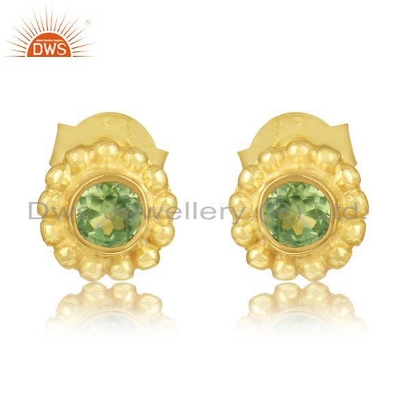 Handmade textured studs in yellow gold on silver 925 with peridot