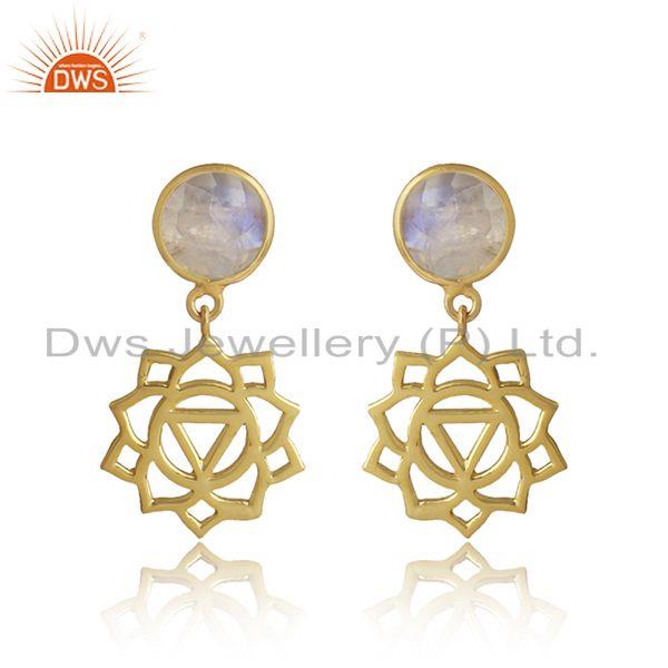 Manipura earring in yellow gold on silver with rainbow moonstone