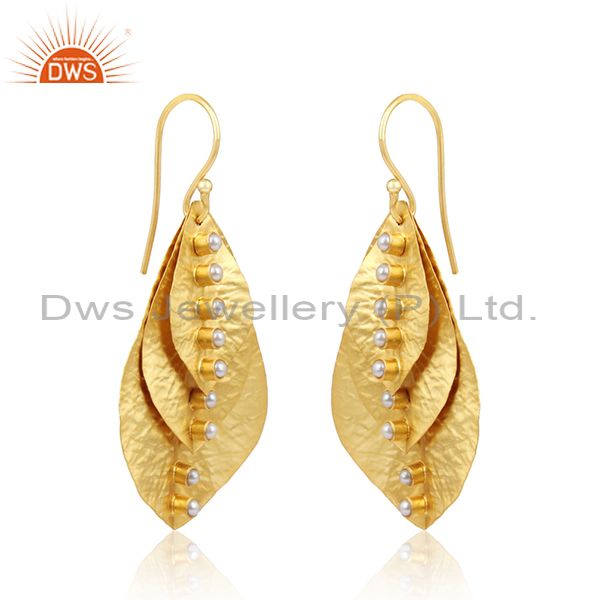 Handcrafted textured gold on fashion leaf design pearl earring
