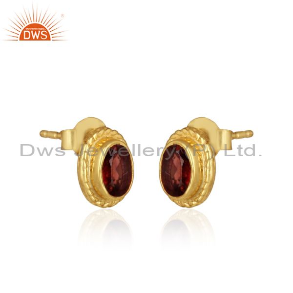 Textured silver 925 stud with garnet and yellow gold plating