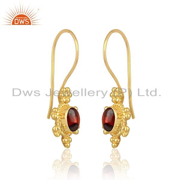 Handcrafted dangle earring in yellow gold on silver with garnet