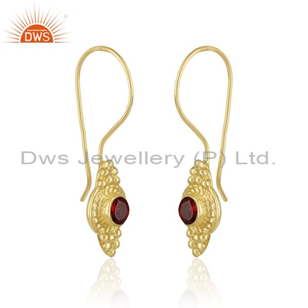Textured dainty earring in yellow gold on silver 925 with garnet