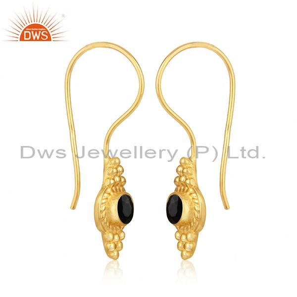 Textured earring in yellow gold on silver 925 with black onyx