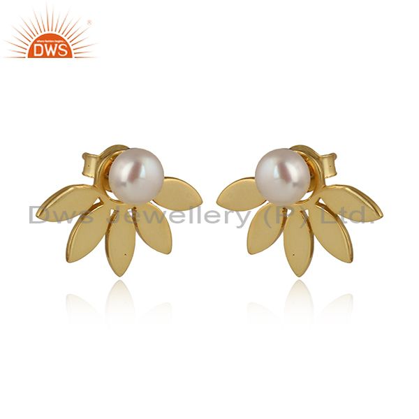 Designer leaf stud in yellow gold over silver 925 with pearl