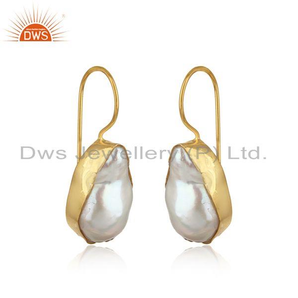 Handmade earring in yellow gold on silver with organic shape pearl