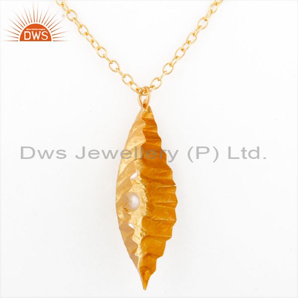 Suppliers Fold Formed Leaf designer light weight Pendant With Chain Natural Pearl 18k Gold
