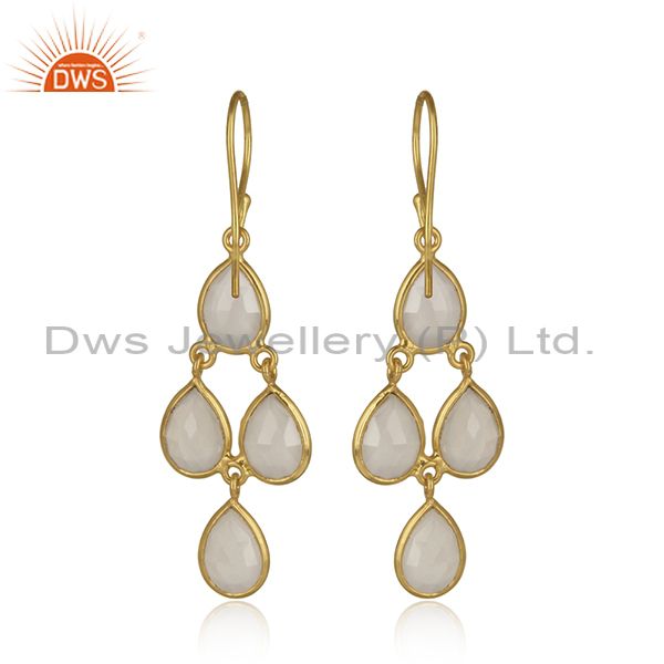 Chandelier earring in yellow gold on silver and white chalcedony
