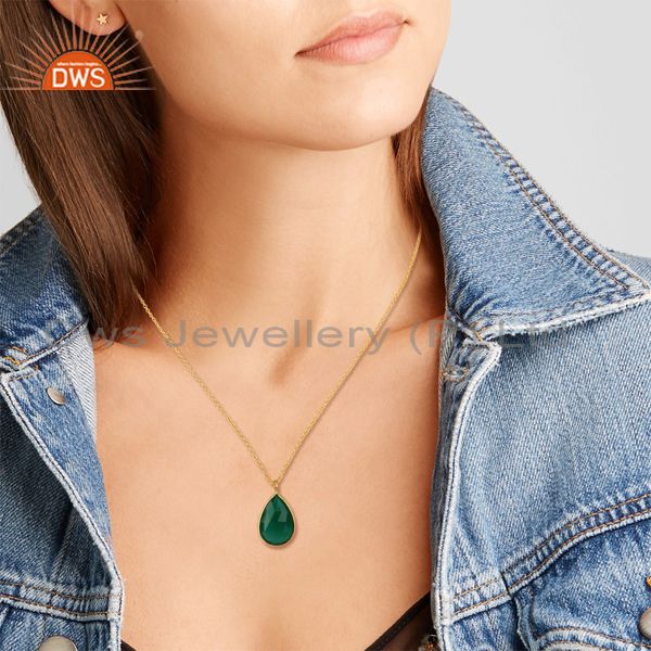 Solitire green onyx necklace in yellow gold over sterling silver