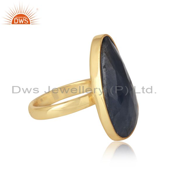 Organic shape blue sapphire ring in yellow gold on silver 925