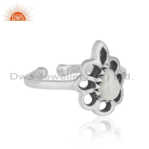 Designer of Designer floral ring in oxidized silver 925 and white howlite