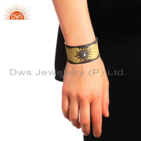 Bold cuff in gold black rhodium on silver pearl and white topaz