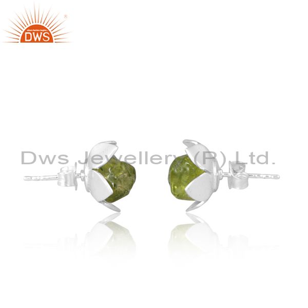 Flower Pattern Prong With Peridot Rough Stone Stud In Silver