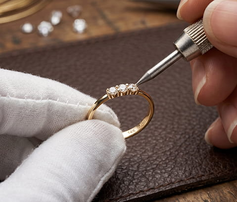 Natural Diamond Setting on the Gold Ring